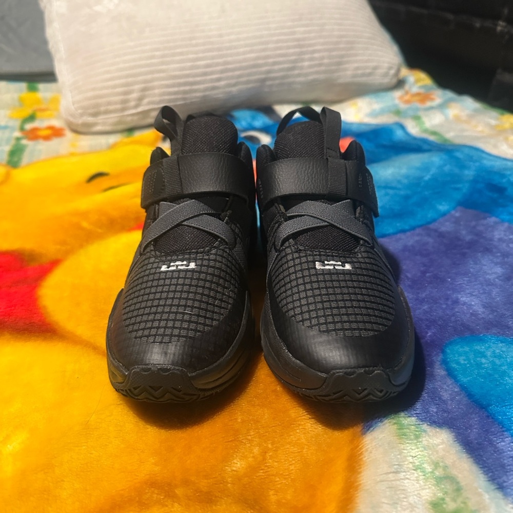 Nike Lebron Witness 7 basketball shoes